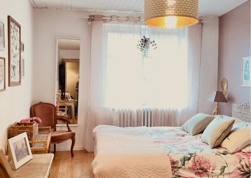 une chambre avec un lit et une fenêtre dans l'établissement Chambre rose entre Lyon et Beaujolais - piscine, à Lentilly