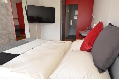 Postel nebo postele na pokoji v ubytování Hotel Egerkingen, idealer Zwischenstopp
