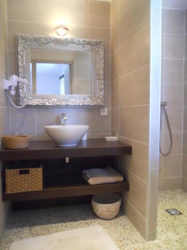 une salle de bain avec un lavabo et un miroir dans l'établissement Très belle villa Vue magnifique sur Saint Tropez Grimaud, à Grimaud