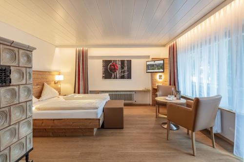 a hotel room with a bed and a desk at Hotel Riegeler Hof in Riegel