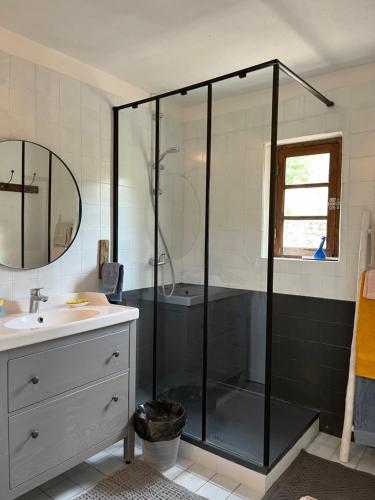 une salle de bain avec une douche avec un lavabo et une baignoire dans l'établissement Mas Valgayette, à Larnas