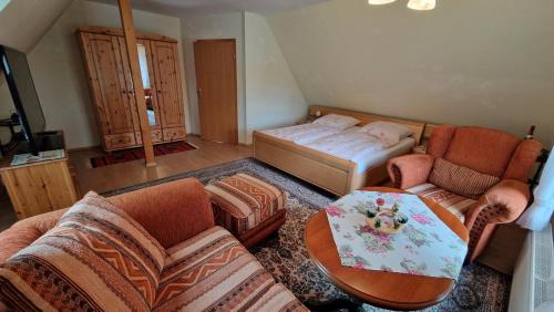 uma sala de estar com um sofá e uma mesa em 4 Sterne-Haus am See em Waren