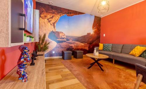 uma sala de estar com uma grande pintura na parede em Maison de vacances em Dalhem