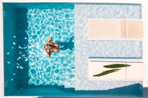 布拉卡的住宿－Aegean Palace，漂浮在游泳池中的男人