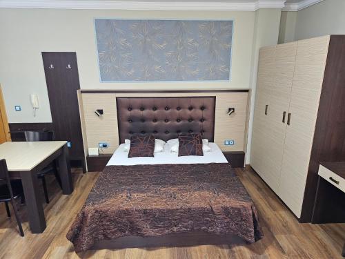 una camera da letto con un grande letto e una scrivania di Cosy Studio 9 a Sveti Konstantin i Elena