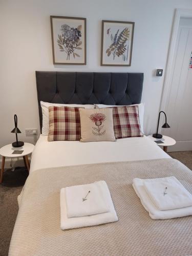 - une chambre avec un lit et 2 serviettes dans l'établissement Craiglea Thistle, à Killin