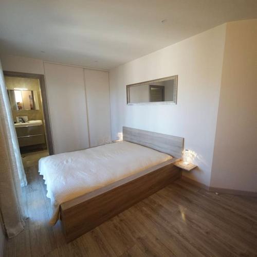 une chambre avec un lit dans une pièce dans l'établissement F3 dans une villa SuperCannes, à Vallauris