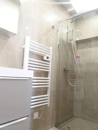 une salle de bain avec une douche avec une porte vitrée dans l'établissement F3 dans une villa SuperCannes, à Vallauris