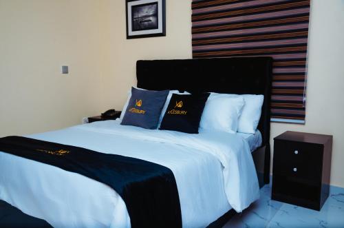 Кровать или кровати в номере Aylesbury homes Luxury Apartments
