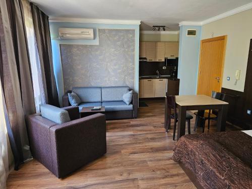 un soggiorno con un divano e un tavolo di Cosy Studio 9 a Sveti Konstantin i Elena