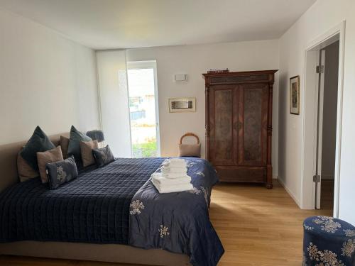 1 dormitorio con 1 cama con edredón azul en Allerinsel - Appartement am Celler Yachthafen, en Celle