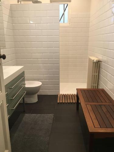 une salle de bain blanche avec des toilettes et un lavabo dans l'établissement Maison standing avec jardin 10mn de Bordeaux, à Talence