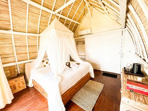 Una cama o camas en una habitación de The Edge Lembongan