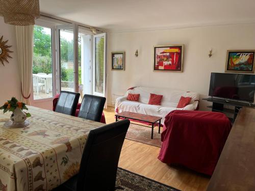 un salon avec un canapé et une table dans l'établissement Ty Mimi, à Plougastel-Daoulas