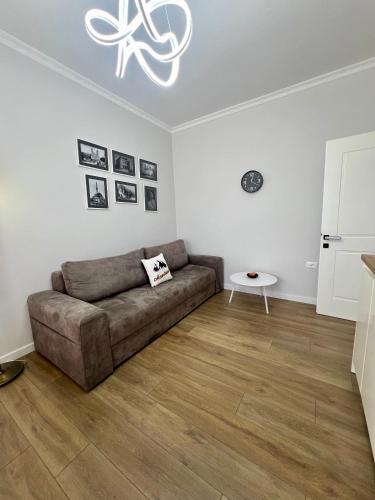 a living room with a couch and a table at Modern ArtDeco Apartment Korca CityCenter 2 in Korçë