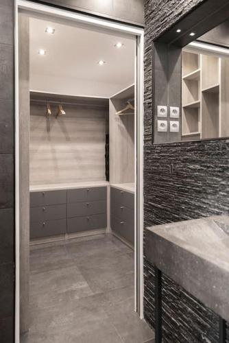 une salle de bain avec une douche à l'italienne et un lavabo dans l'établissement Loft de luxe aux portes de Paris, à Montreuil