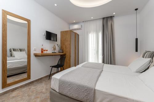 Una cama o camas en una habitación de Mare Monte Studios Naxos