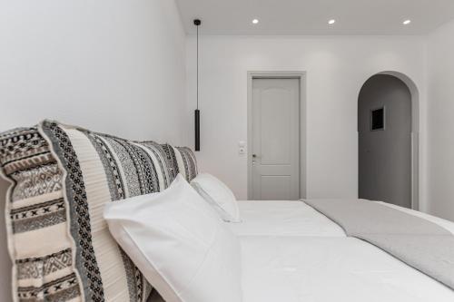 Una cama o camas en una habitación de Mare Monte Studios Naxos