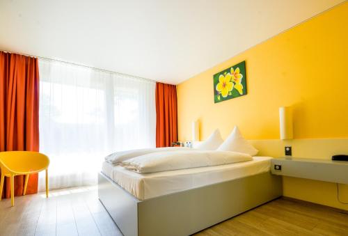 Postel nebo postele na pokoji v ubytování Hotel Egerkingen, idealer Zwischenstopp