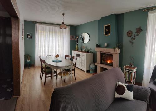 un salon avec un canapé et une table ainsi qu'une salle à manger dans l'établissement Chez Dom et Pascal, à Plestin-les-Grèves