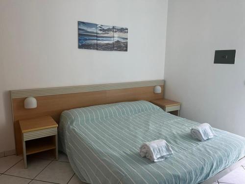 a bedroom with a bed with two towels on it at SALENTO - Casa vacanza - Torre dell’orso in Torre dell'Orso