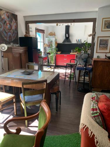 un salon avec une table et des chaises dans l'établissement Appart Central à Sète avec balcon, à Sète