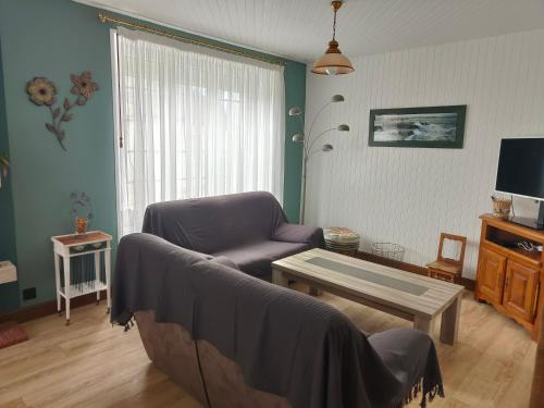 un salon avec un canapé et une table dans l'établissement Chez Dom et Pascal, à Plestin-les-Grèves