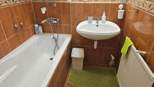 a bathroom with a sink and a tub and a toilet at Magaslak in Balatonalmádi