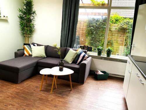 a living room with a couch and a table at Huisje De Deining in Ermelo