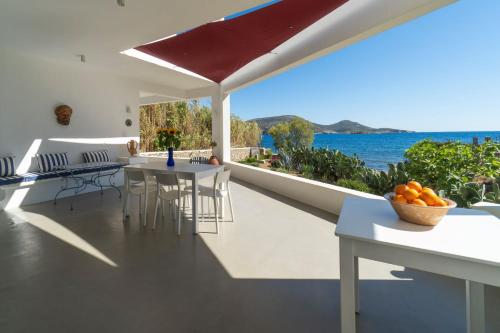 eine Küche und ein Esszimmer mit Meerblick in der Unterkunft Villa Agios Isidoros in Gourna