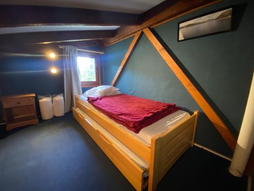 um pequeno quarto com uma cama num sótão em Chalet mitoyen pres des pistes em Bolquère - Pyrénées 2000