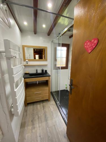uma casa de banho com um chuveiro e uma porta com um coração em Chalet mitoyen pres des pistes em Bolquère - Pyrénées 2000