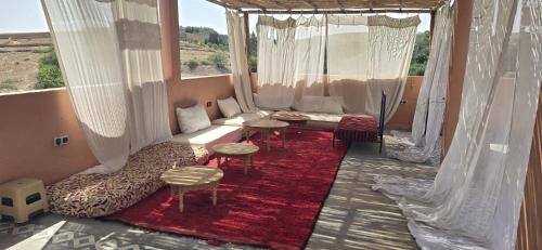 a living room with a couch and a red rug at Sakia Talamanzou in Talamennzou