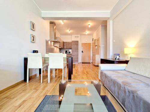 salon z kanapą i stołem w obiekcie Casa Marina Spa by Baltic Home w Świnoujściu