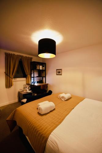 Katil atau katil-katil dalam bilik di Doune Guest House