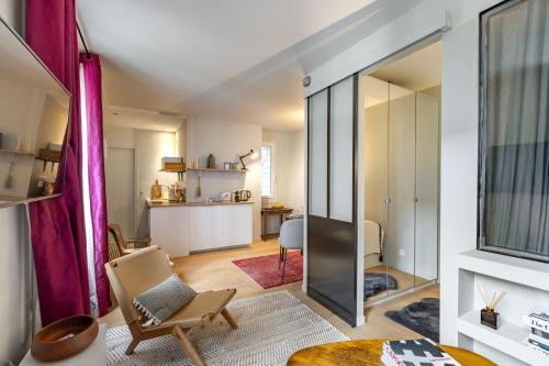 un salon avec une table et une cuisine dans l'établissement Très bel appartement proche Tour Eiffel et Passy, à Paris