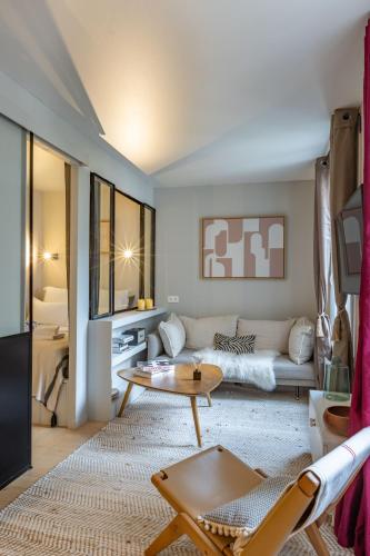 un salon avec un canapé et une table dans l'établissement Très bel appartement proche Tour Eiffel et Passy, à Paris