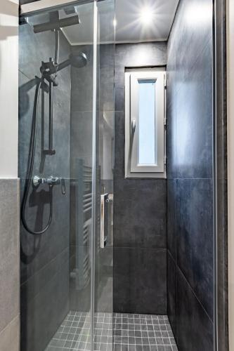 une salle de bain avec une douche avec une porte vitrée dans l'établissement Très bel appartement proche Tour Eiffel et Passy, à Paris