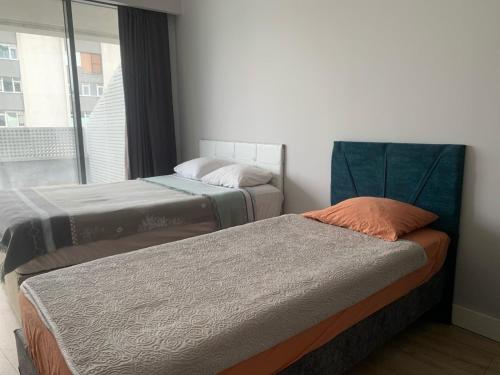 伊斯坦堡的住宿－Apartment two rooms very spacious，带窗户的客房内的两张床