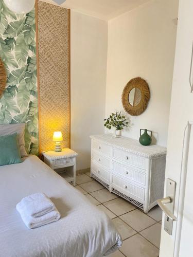 Postel nebo postele na pokoji v ubytování BASTIDE d'Azur 160m2 - Double Terrasse vue Cap Canaille