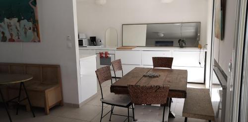 une cuisine avec une table et des chaises en bois dans l'établissement Villa 10 Pers Piscine proche Plage Carnon, à Pérols