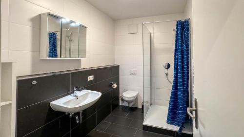 a bathroom with a sink and a toilet at Geräumige Wohnung für bis zu 8 Gäste in Plochingen