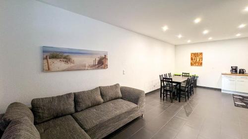 a living room with a couch and a table at Geräumige Wohnung für bis zu 8 Gäste in Plochingen