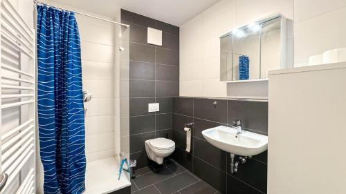 a bathroom with a toilet and a sink at Geräumige Wohnung für bis zu 8 Gäste in Plochingen