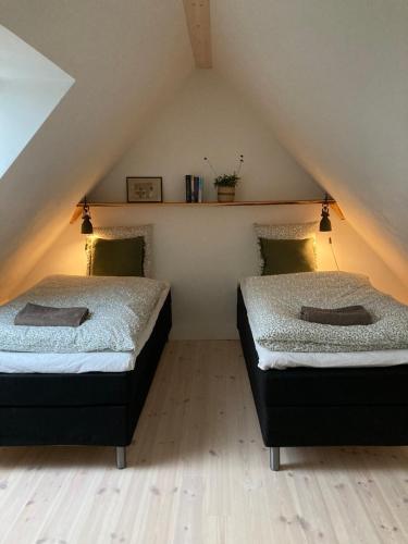 2 Betten in einem Zimmer mit Dachgeschoss in der Unterkunft Marielyst B&B - Apartments in Næstved