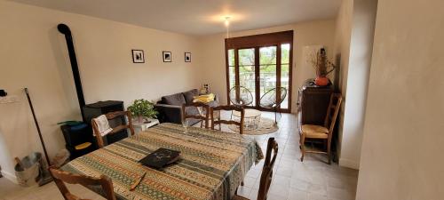 un salon avec une table et un canapé dans l'établissement Maison au calme, proche Chambéry, à Vimines