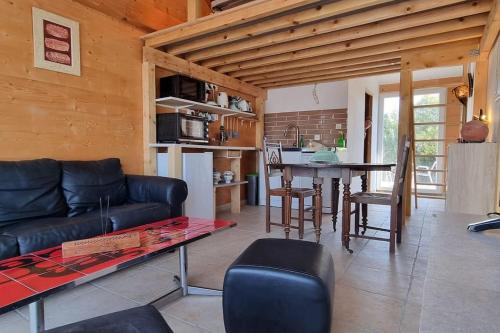 un salon avec un canapé et une table dans l'établissement Studio dans village idyllique entre mer et vignes, à Saint-Pargoire