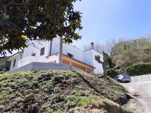 a house on top of a hill at Residence LE DUNE in Ortona