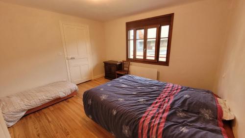 une chambre avec un lit et une fenêtre dans l'établissement Maison au calme, proche Chambéry, à Vimines