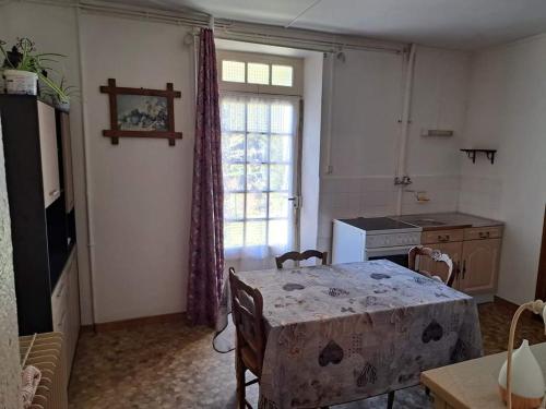 Køkken eller tekøkken på Les gites flora la lavande et châtaignier